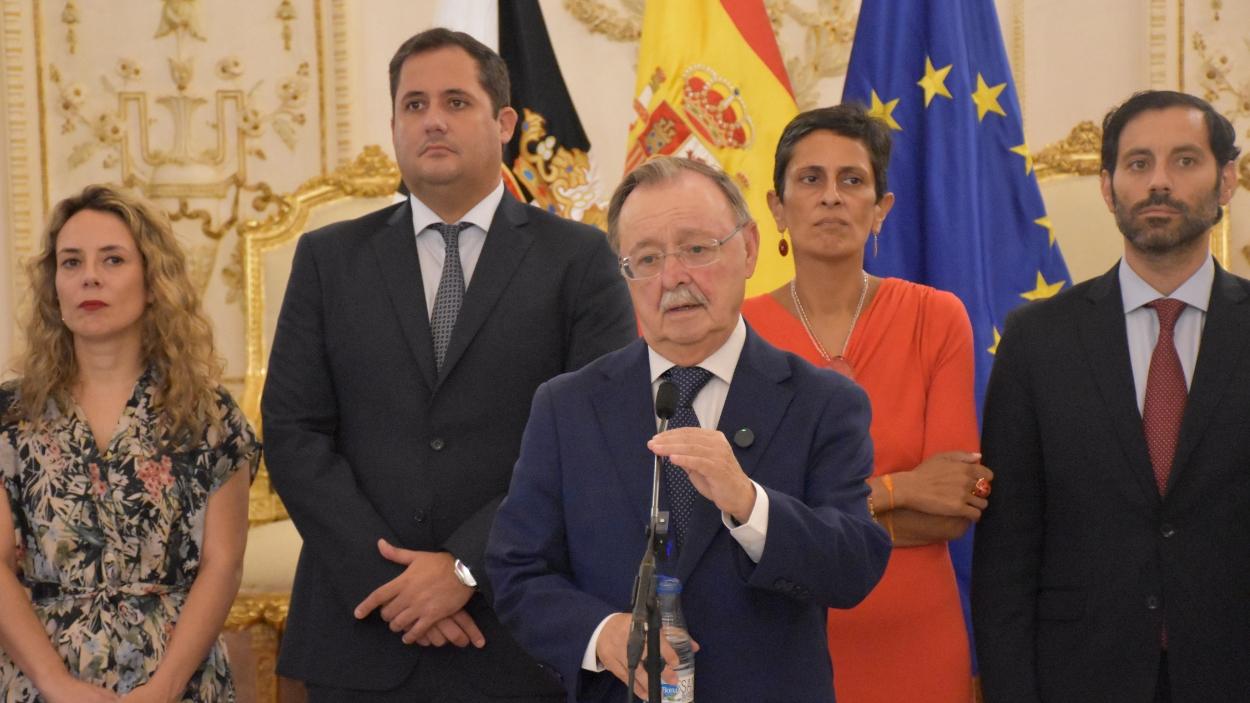 El presidente de la Ciudad Autónoma de Ceuta, Juan Jesús Vivas (c), ofrece declaraciones a los medios tras su encuentro con la ministra de Defensa. EP.