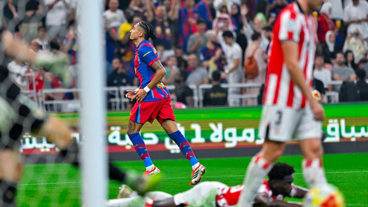 Raphinha celebrando uno de sus tantos ante el Athletic Club en las semifinales de la Supercopa en Jeddah (Arabia Saudí). EP.