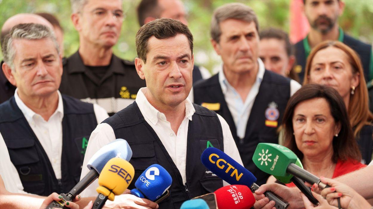 El presidente de la Junta de Andalucía, Juanma Moreno atiende a los medios en el PMA del incendio forestal de los Gallardos / EP