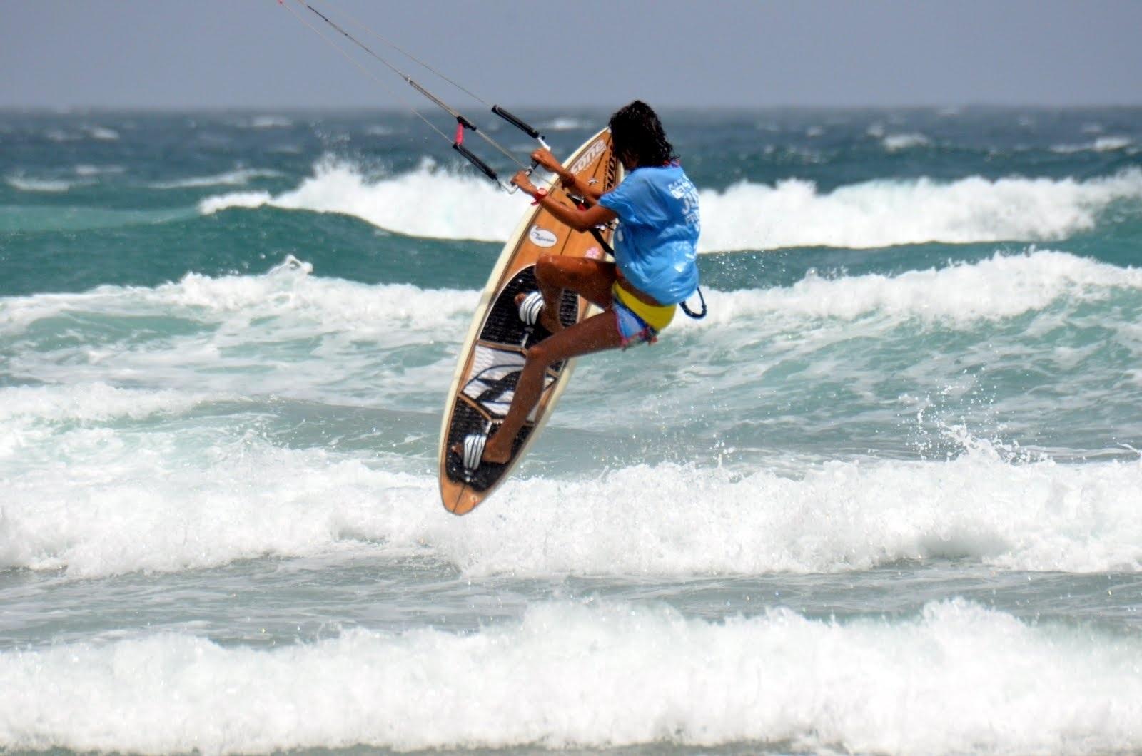 Deportista realizando kitesurf. Imagen archivo / EP