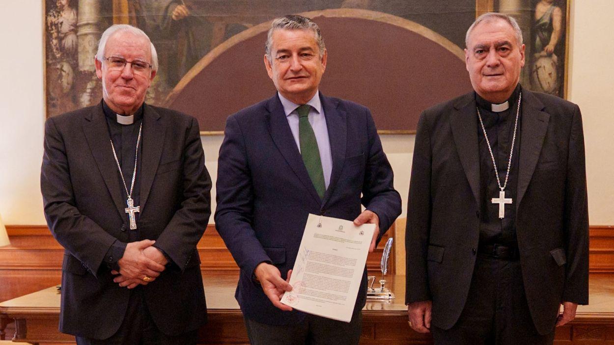 El consejero de Sanidad, Presidencia y Emergencias, Antonio Sanz, representantes de las provincias eclesiásticas de Sevilla y Granada, José Ángel Saiz y José María Gil, respectivamente / EP