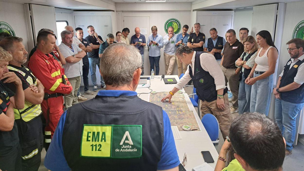 El vicepresidente primero y consejero de Presidencia, Sanidad y Emergencias de la Junta de Andalucía, Antonio Sanz, desde el Puesto de Mando Avanzado / EP
