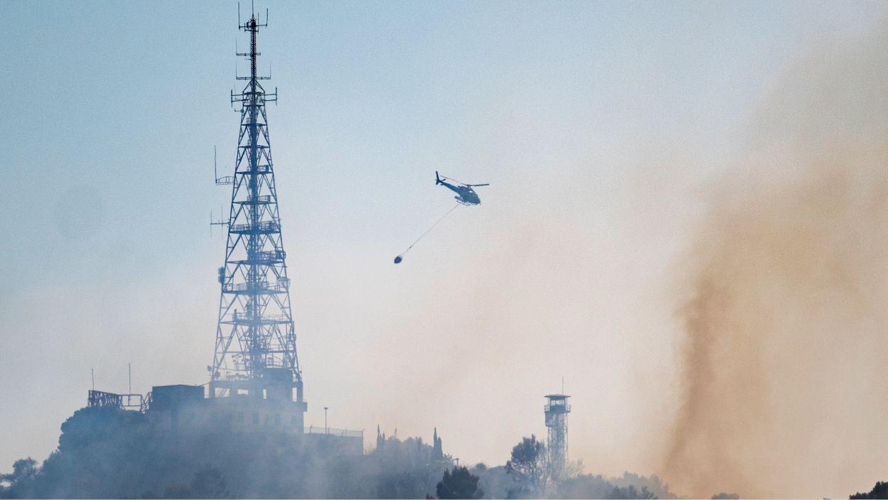 Un helicóptero trabaja en las labores de extinción de un fuego, a 14 de agosto de 2026, en Barcelona. Lorena Sopêna / EP
