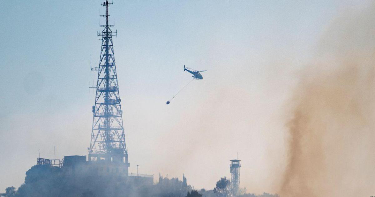 Los bomberos dan por estabilizado el incendio en el parque de Collserola tras quemar 10 hectáreas