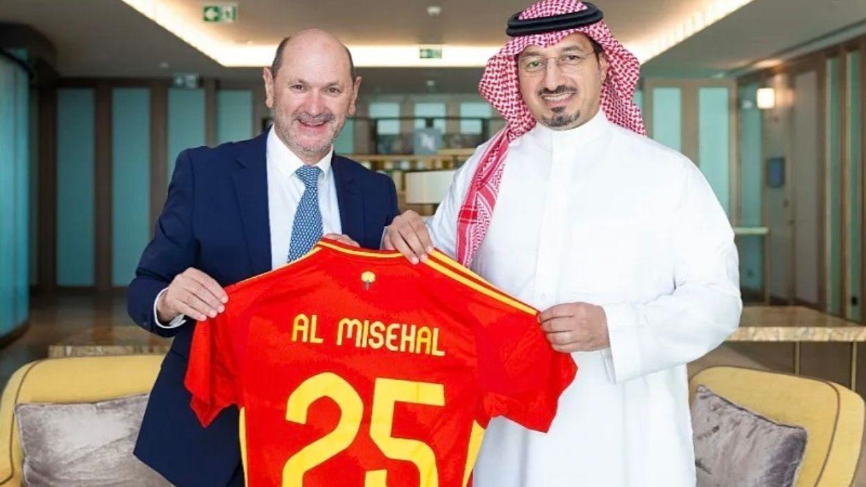 El presidente de la RFEF, Rafael Louzán, junto a su homólogo de Arabia Saudí, Yasser Al Misehal. Europa Press  Archivo. 