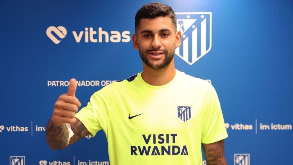 El Atlético de Madrid hace oficial el fichaje del 'Cuti' Romero por 35 millones de euros más variables. Europa Press.