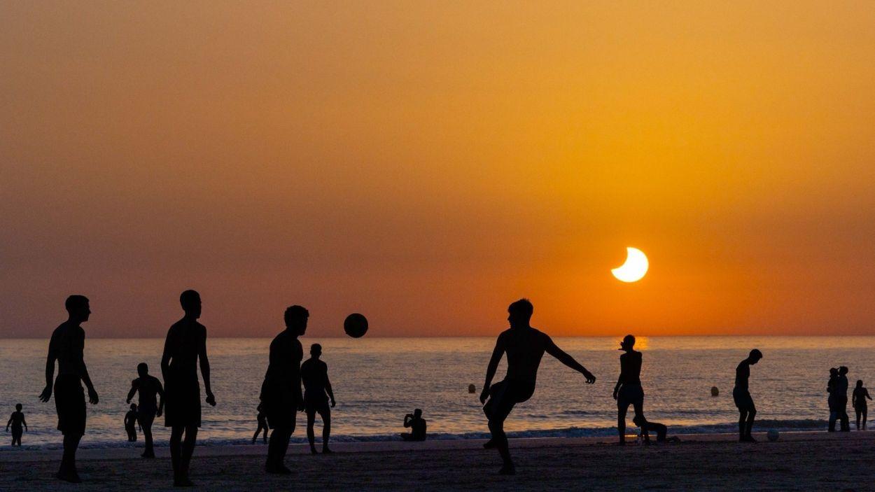 Momento del eclipse parcial visto desde la playa de Camposoto en San Fernando (Cádiz). Europa Press.
