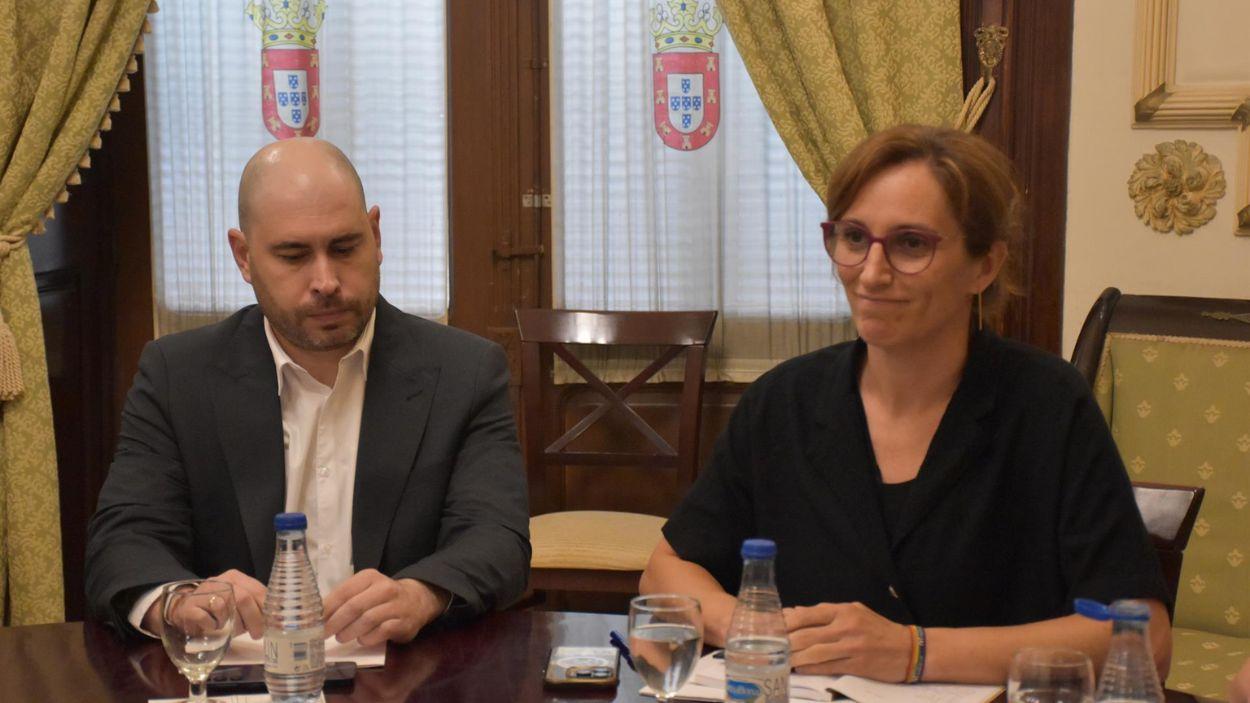 La ministra de Sanidad, Mónica García, junto al delegado del Gobierno en Ceuta, Miguel Ángel Pérez. Europa Press.