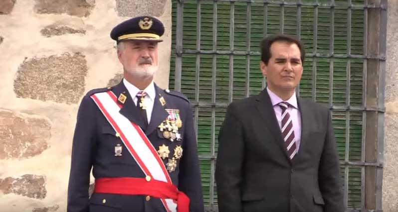 El número dos de Interior, José Antonio Nieto, durante la jura de bandera de Dos Torres (Córdoba) que acabó con un homenaje a los caídos. (Captura vídeo de Youtube)