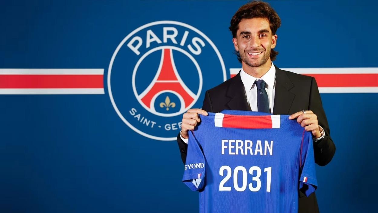 Ferran Torres posa para una foto tras ser presentado como nuevo jugador del Paris Saint-Germain, París, Francia, 15 de agosto de 2026.