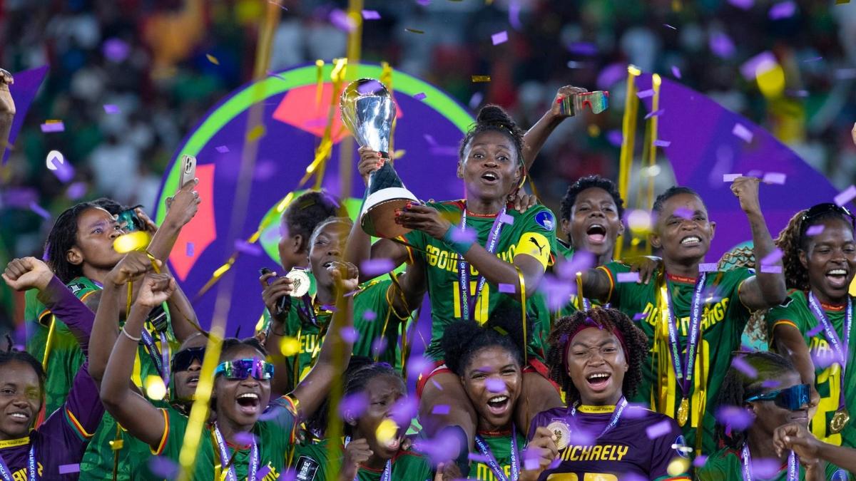 La selección de Camerún levantando el trofeo| WAFCON