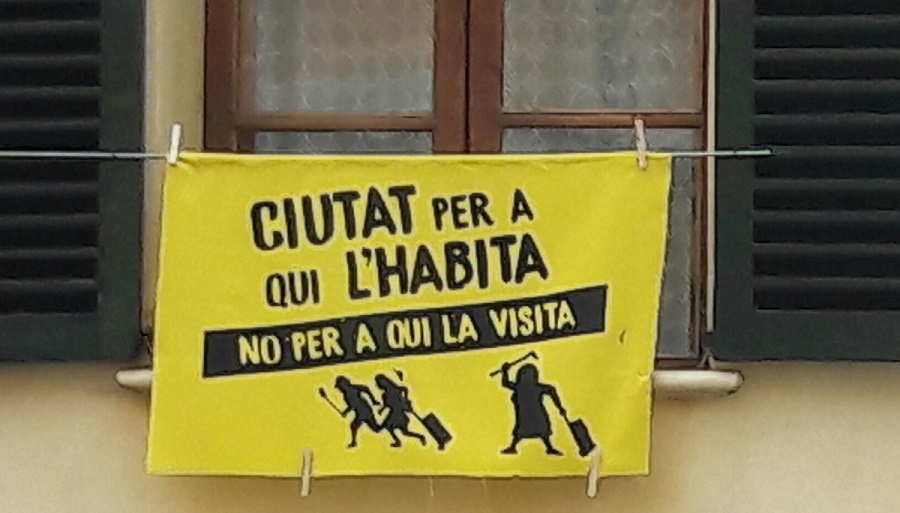 Cartel que cuelga de las ventanas de algunas vivienda en Palma