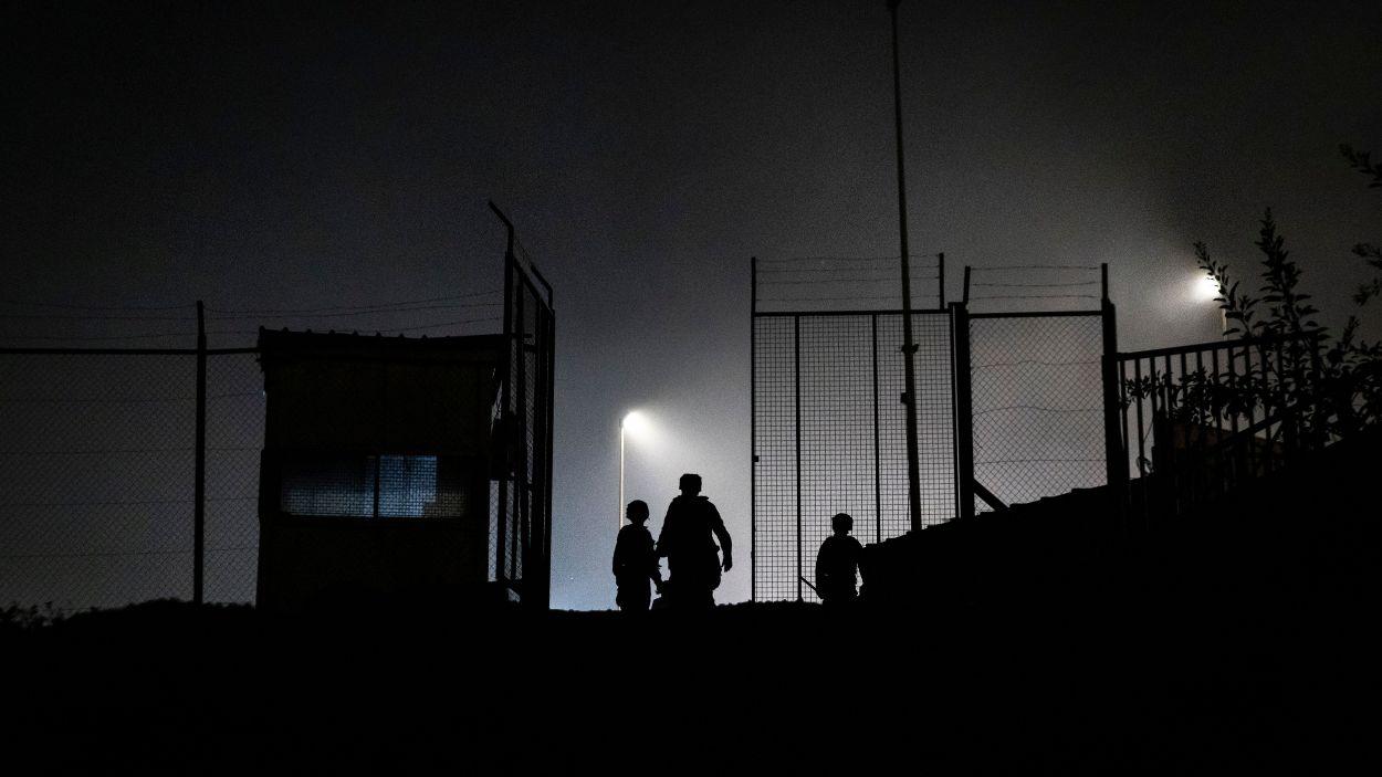 Agentes de policía armados montan guardia en el paso fronterizo de Tarajal, en el enclave español de Ceuta. EP/Samuel Vega.