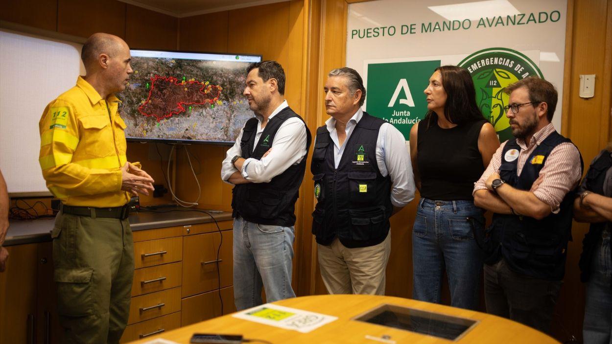 El presidente de la Junta de Andalucía, Juanma Moreno durante su visita al PMA del incendio de Niebla / EP