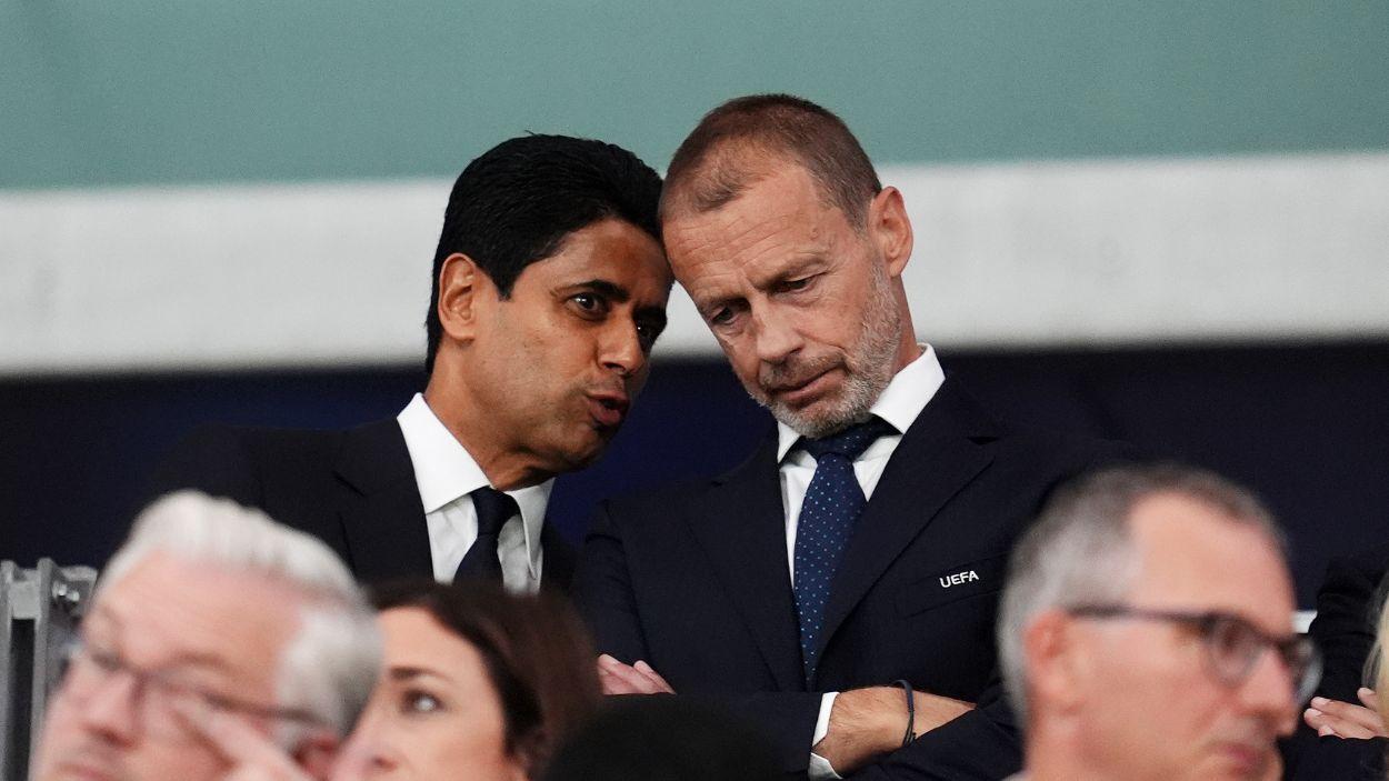 El presidente de la UEFA, Aleksander Ceferin (derecha), conversa con el presidente del Paris Saint-Germain, Nasser Al-Khelaifi, durante la final de la Supercopa de la UEFA entre el Aston Villa y el Paris Saint-Germain. EP.