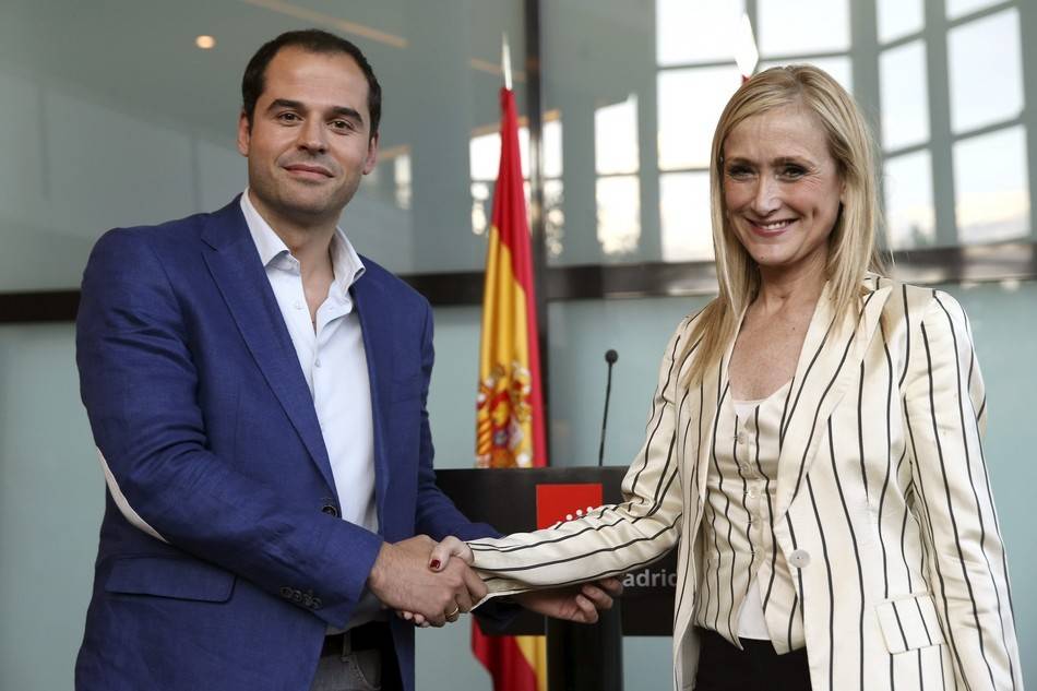 El portavoz de Ciudadanos, Ignacio Aguado (i) y la candidata del PP a la presidencia de la Comunidad de Madrid, Cristina Cifuentes 