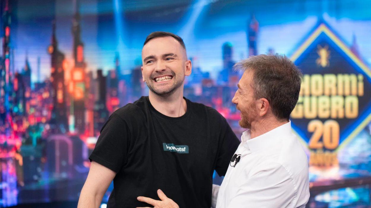 El Xokas abraza a Pablo Motos en una entrevista en El Hormiguero.