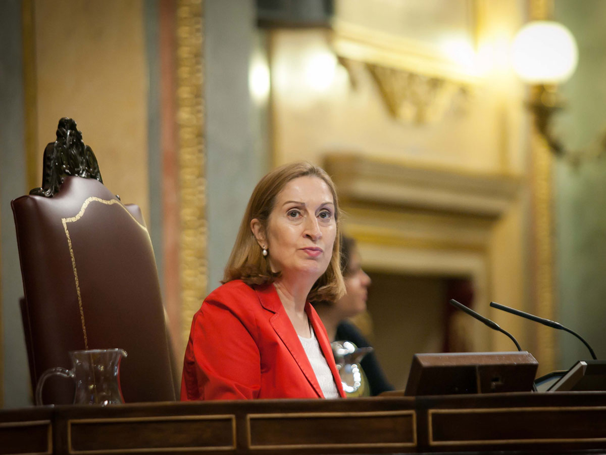 La presidenta del Congreso, Ana Pastor, mirando hacia la bancada del Partido Popular