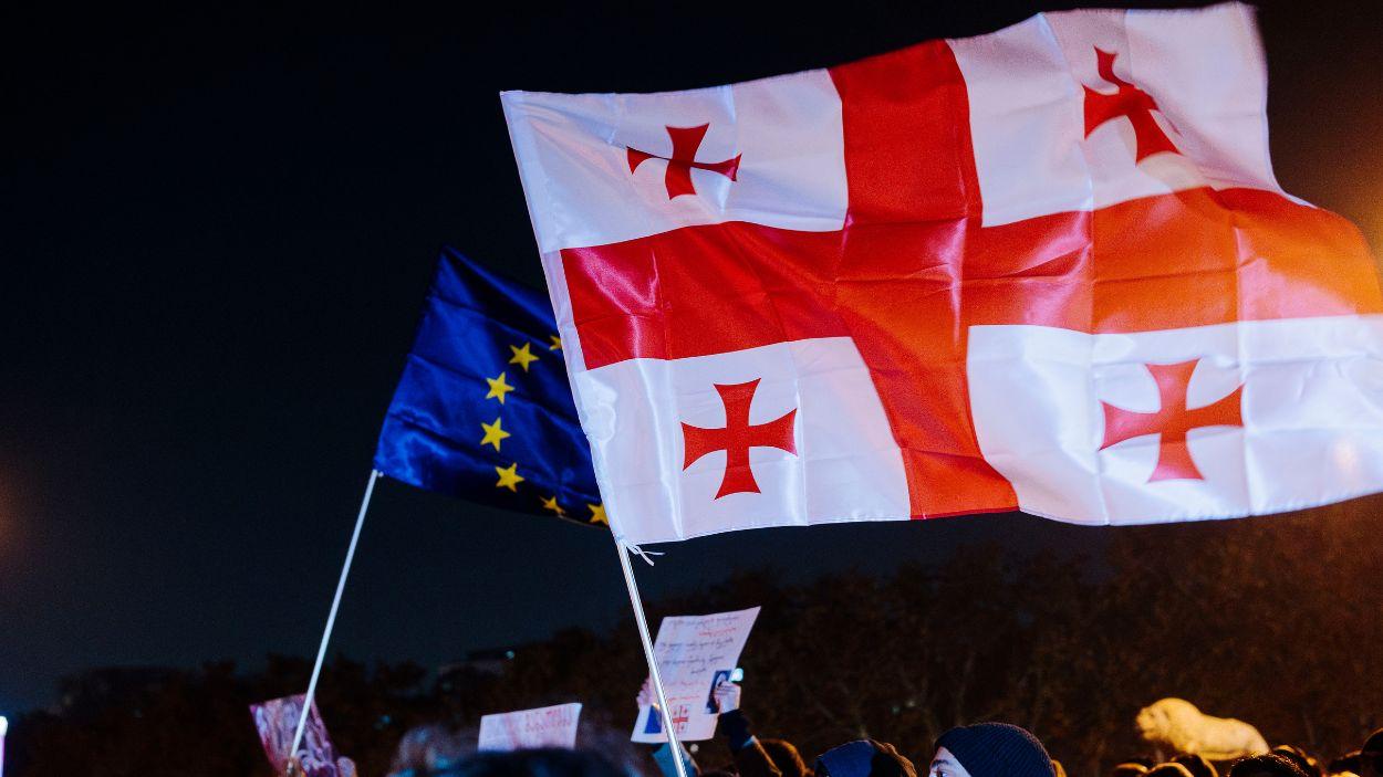 Manifestantes ondean banderas de la UE y de Georgia durante una protesta de la oposición georgiana contra el partido gobernante Sueño Georgiano. EP/Archivo.