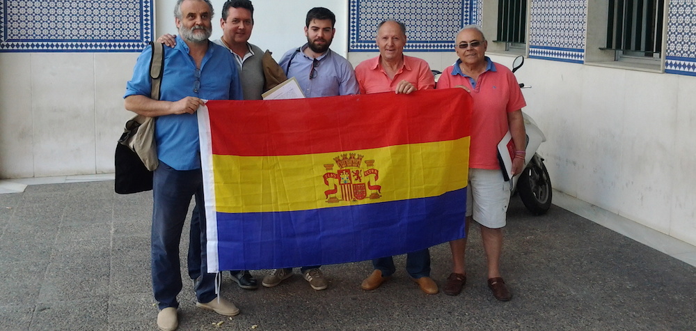 Miembros del Foro por la Memoria del Campo de Gibraltar muestran la bandera republicana.