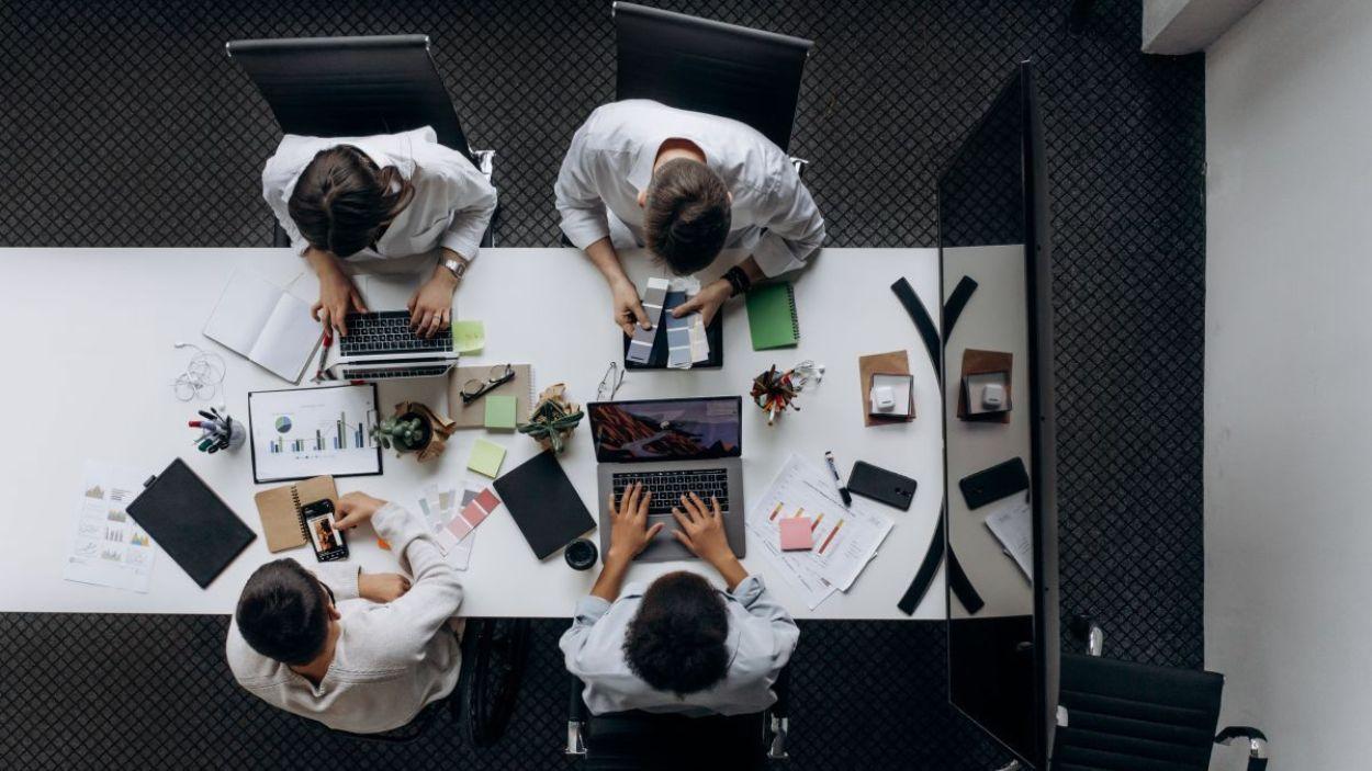 Varias personas trabajando con ordenadores en una oficina