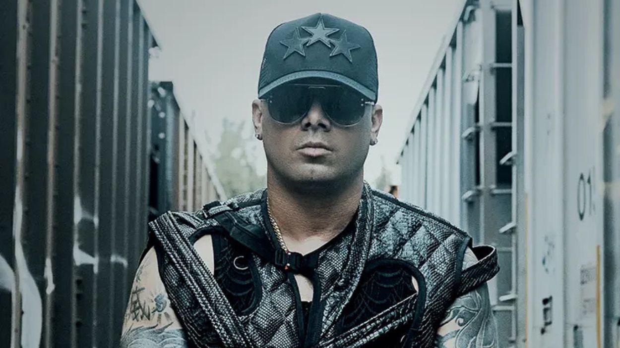 Wisin (Juan Luis Morera Luna) es un prolífico rapero, cantante, compositor y productor discográfico. 