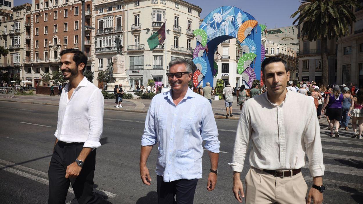El vicepresidente segundo de la Junta de Andalucía y consejero de Turismo, Justicia, Desregulación y Administración Local, Manuel Gavira (c) , llega a la Feria de Málaga / EP
