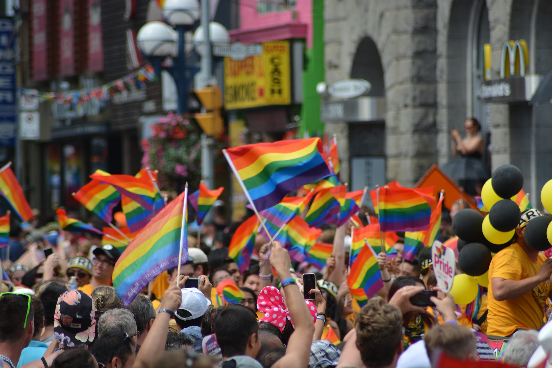 La bandera arcoíris el símbolo de la lucha por los derechos de la comunidad LGTBI
