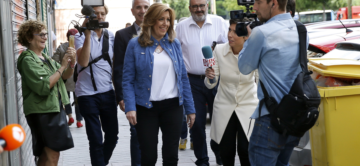 La presidenta de Andalucía y candidata a la Secretaría General del PSOE, Susana Díaz, atiende a los medios de comunicación antes de presentar su documento