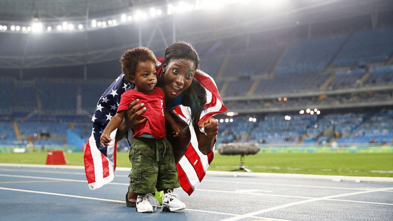 La atleta Nia Ali junto a su hijo. World Athletics.