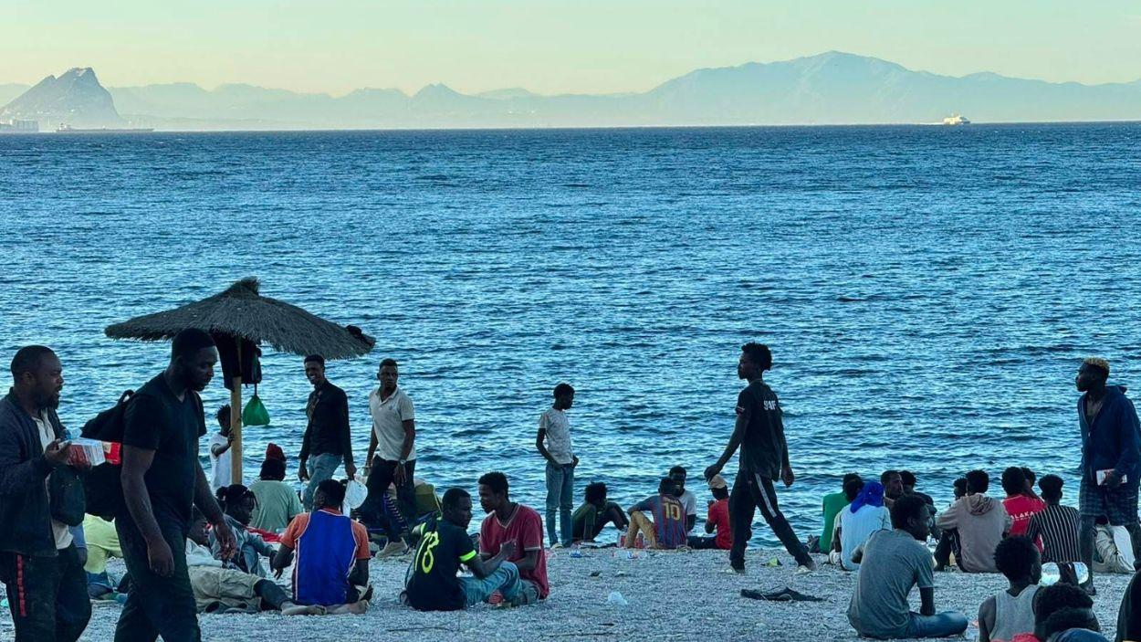Varios migrantes en la playa del Trampolín, a 3 de agosto de 2026, en Ceuta (España). EP.