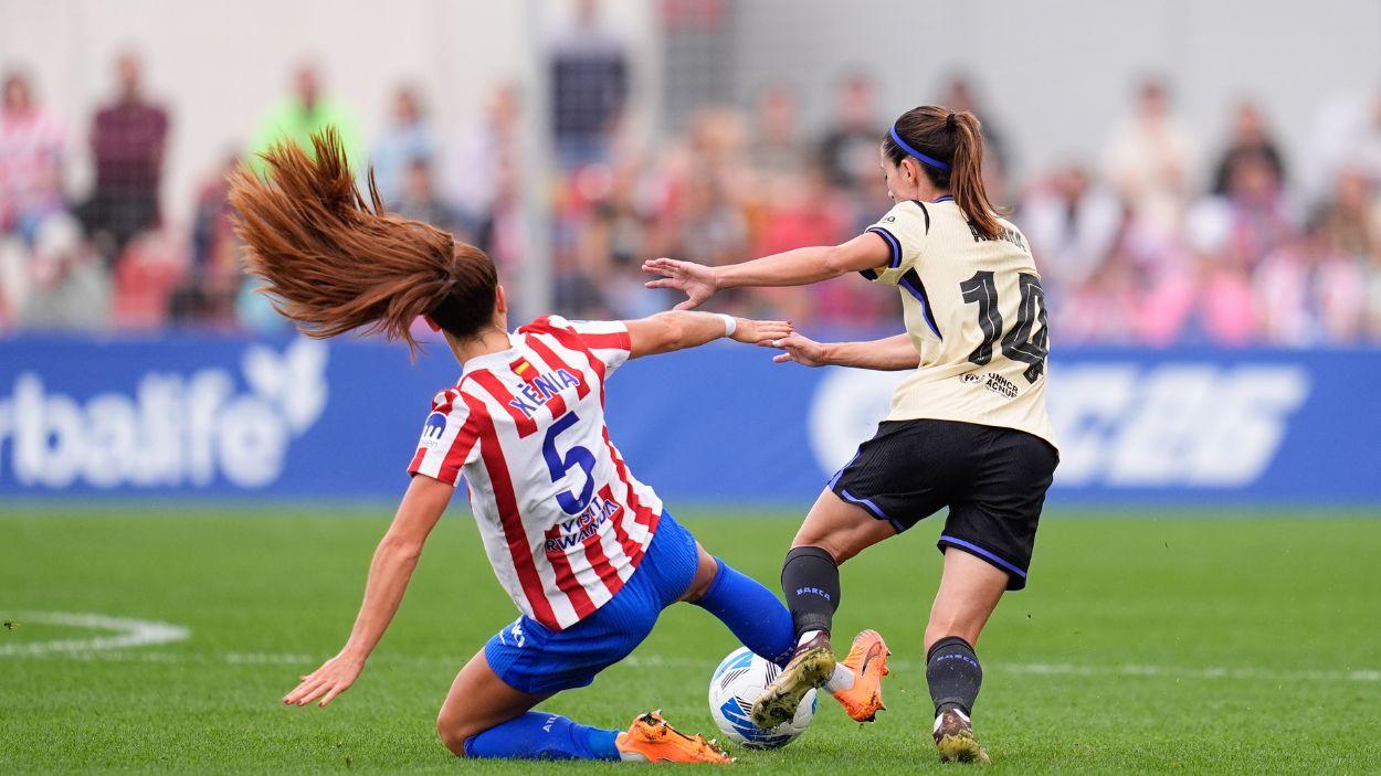 Aitana Bonmati del FC Barcelona y Xenia Pérez del Atlético de Madrid compiten por el balón durante el partido de la Liga F femenina española disputado entre el Atlético de Madrid y el FC Barcelona. EP.