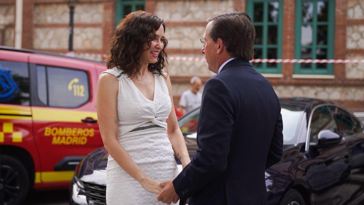 La presidenta de la Comunidad de Madrid, Isabel Díaz Ayuso, y el alcalde de Madrid, José Luis Martínez Almeida, en la celebración de La Virgen de la Paloma, el 15 de agosto, en Madrid. 