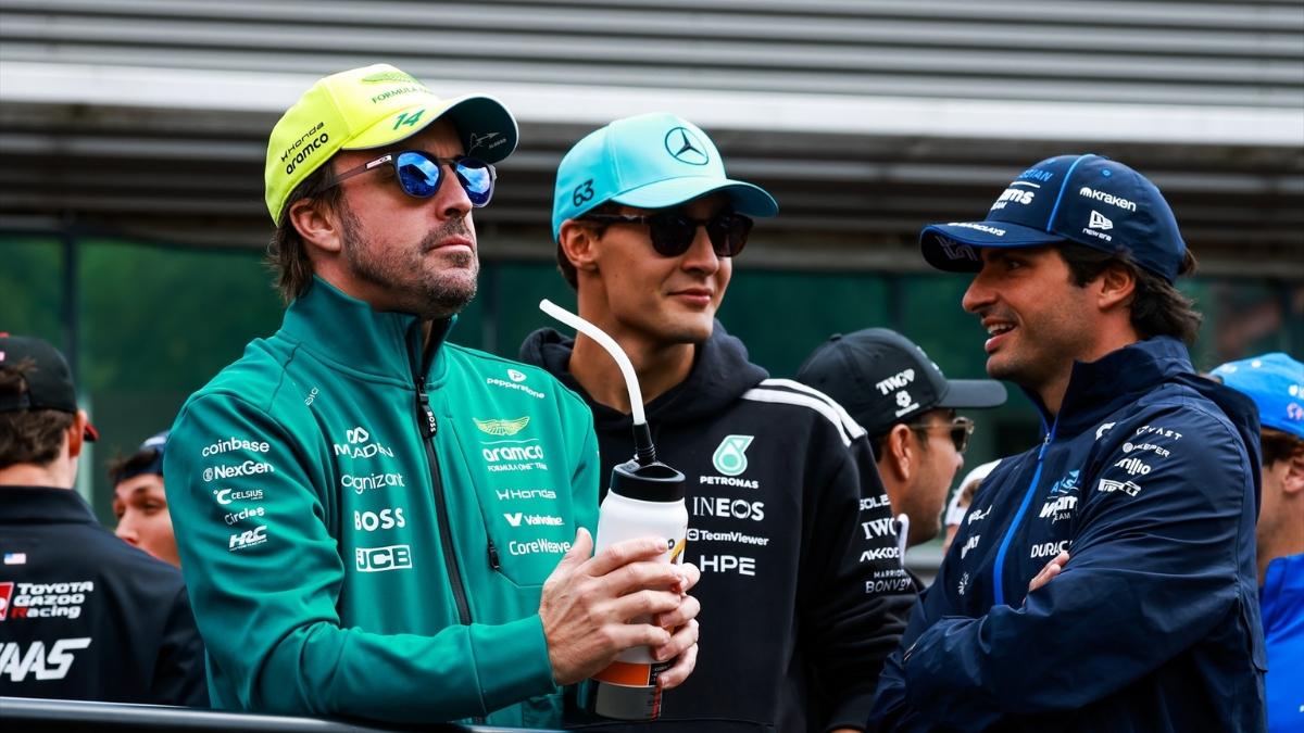 Fernando Alonso junto a Carlos Sainz y George Russel en el paddock| EP
