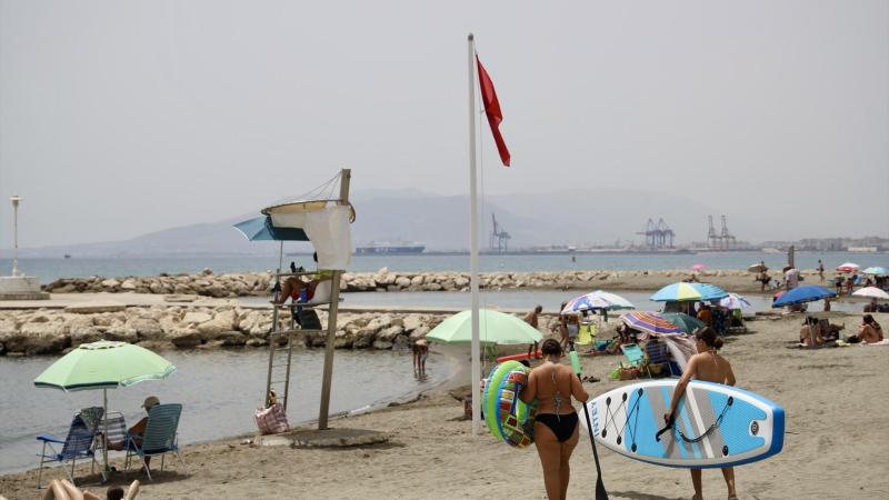 Imagen de la playa de Pedregalejo de Málaga cerrada al baño tras detectarse en sus aguas presencia de la bacteria E. coli / EP