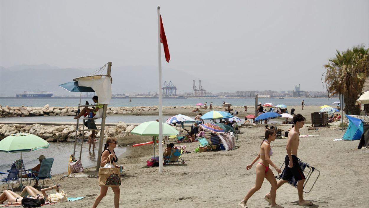 Imagen de la playa de Pedregalejo de Málaga cerrada al baño tras detectarse en sus aguas presencia de la bacteria E. coli / EP