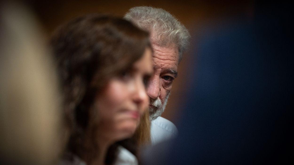 La presidenta de la Comunidad de Madrid, Isabel Díaz Ayuso, acompañada de su jefe de Gabinete, Miguel Ángel Rodríguez. EP