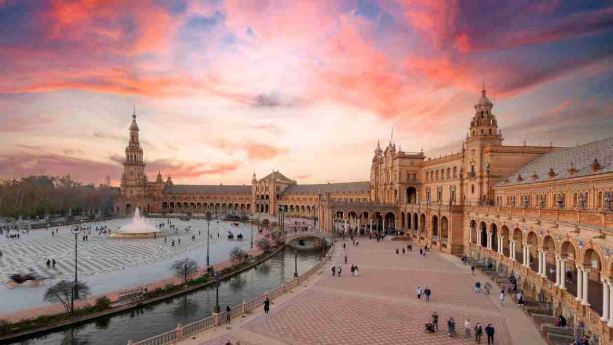 Turistas en la Plaza de España de Sevilla | Foto de 123RF:xamnesiacx