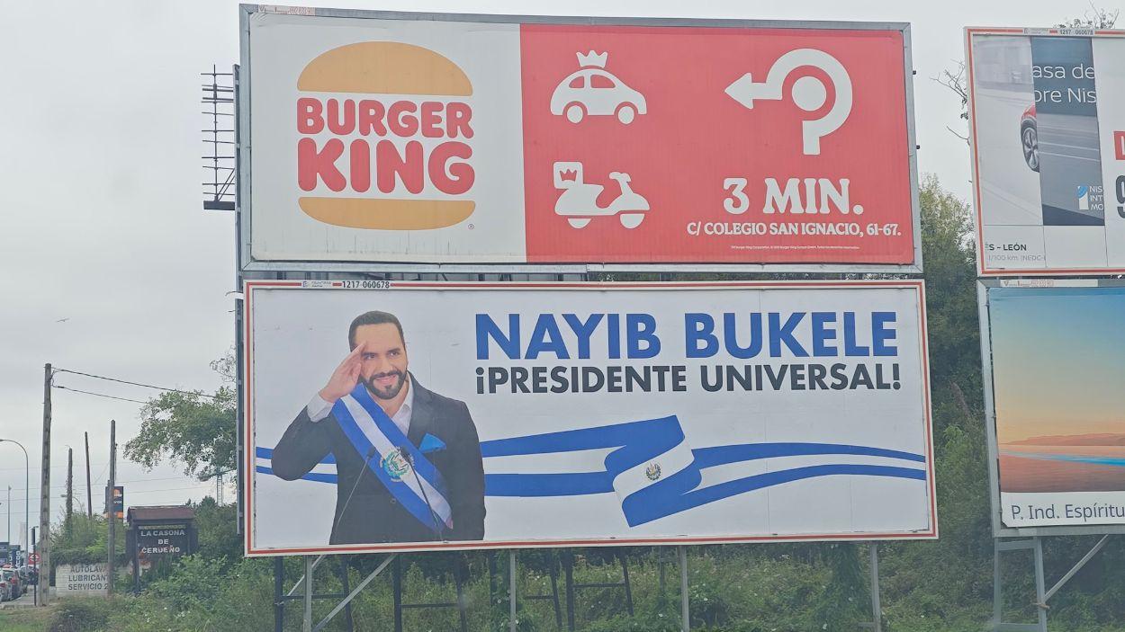 Cartel de Bukele en una carretera de Oviedo. X Juan Álvarez.