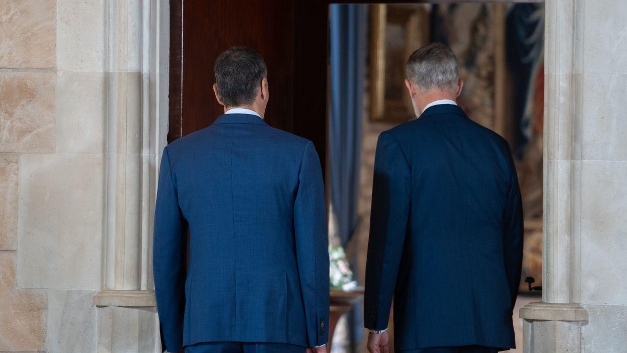 El Rey Felipe VI (d) durante un despacho con el presidente del Gobierno, Pedro Sánchez (i), en el Palacio Real de la Almudaina. EP.