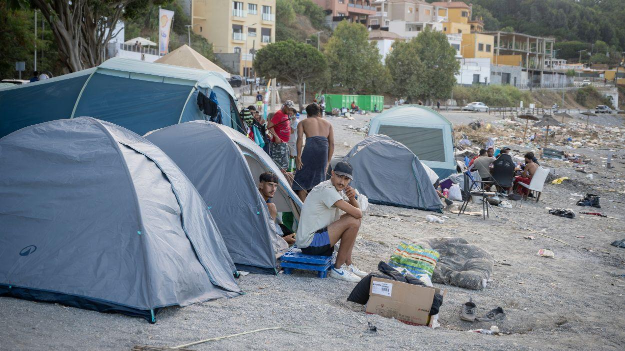 Varios inmigrantes acampados en la playa del Trampolín. EP.