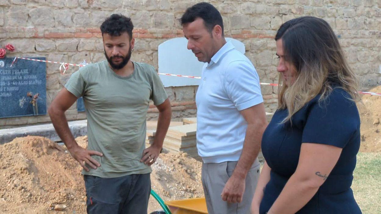El vicepresidente segundo de la Administración provincial y diputado de Relaciones Institucionales, Javier Perales, visita los trabajos de exhumación en el cementerio de Linares