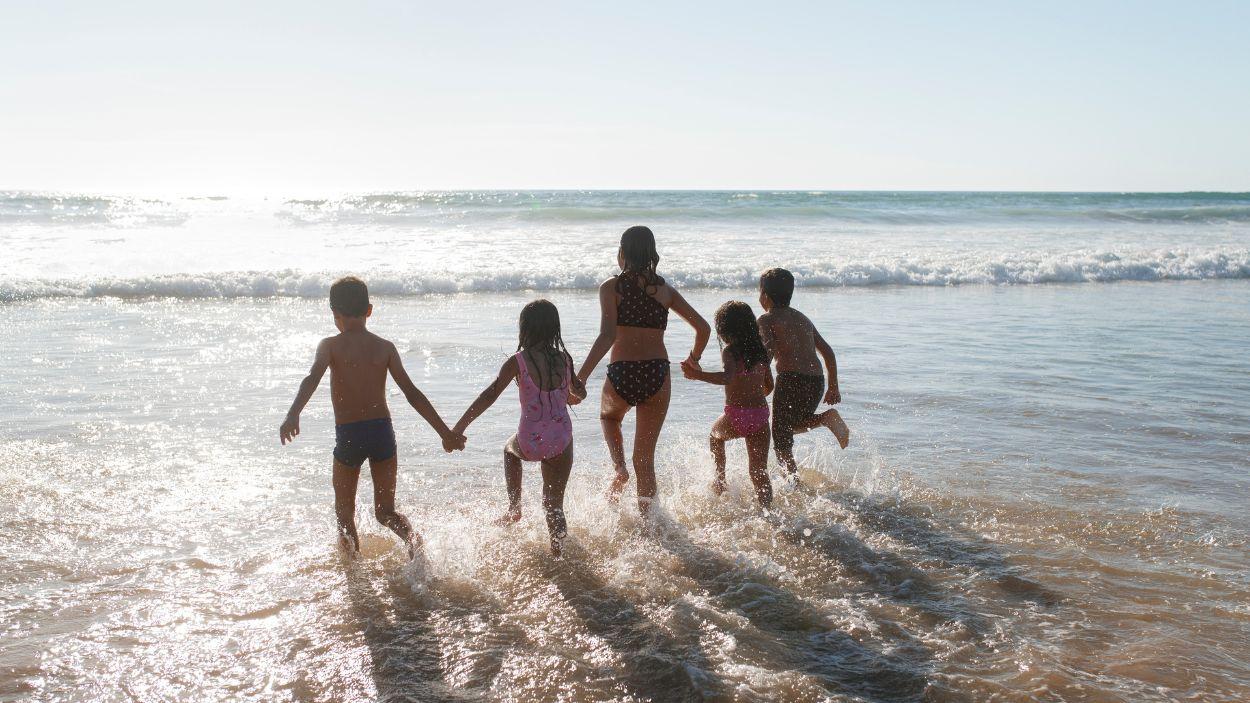 Niños jugando en la playa. EP.