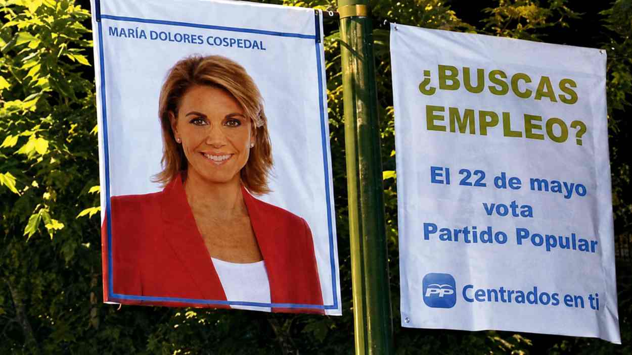 Cartel electoral del PP en las elecciones de 2011 pidiendo el voto para María Dolores de Cospedal a cambio de empleo. EP.