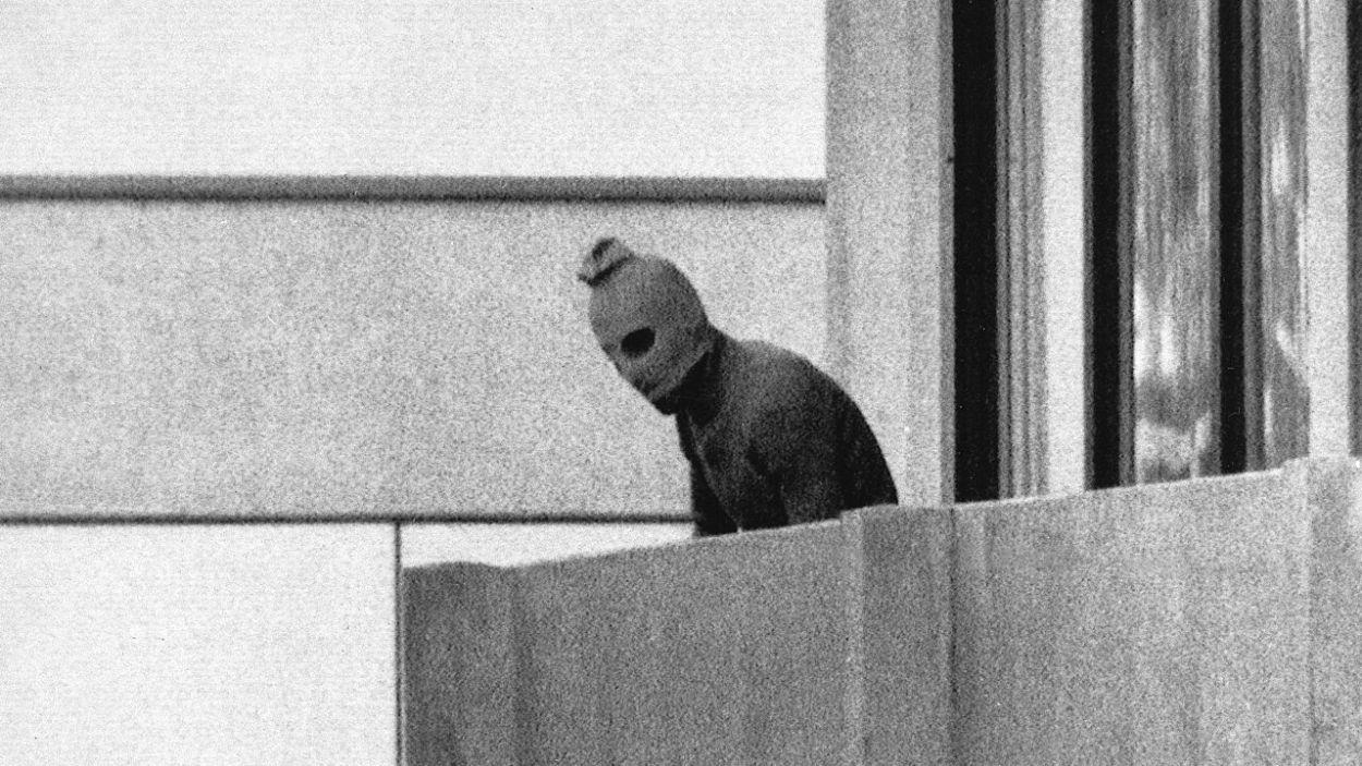 Uno de los miembros de Septiembre Negro aparece en el balcón del edificio de la Villa Olímpica donde permanecían retenidos los integrantes de la delegación israelí, el 5 de septiembre de 1972. Wikimedia Commons/Archivo.