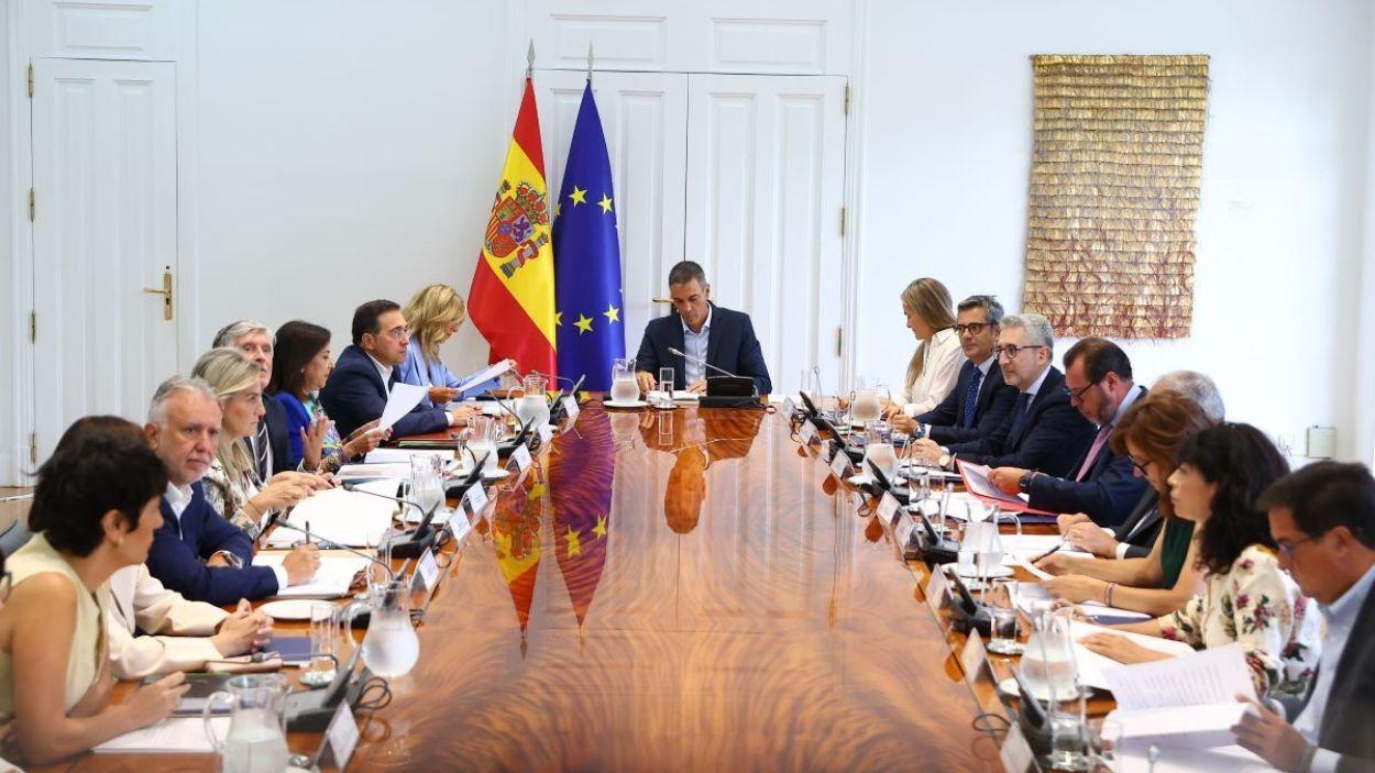 El presidente del Gobierno, Pedro Sánchez, acompañado de los ministros durante la celebración de la reunión extraordinaria del Consejo de Seguridad Nacional. EP.