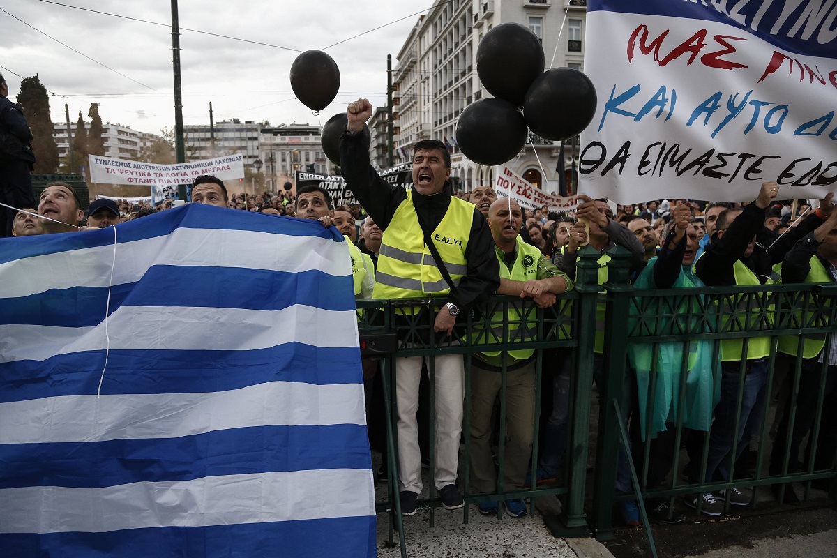 Oficiales de policías griegos gritan consignas ayer durante una protesta anti austeridad a la entrada del parlamento en Atenas (Grecia)