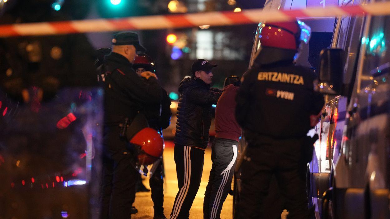 Dispositivo policial durante la previa de un partido del Athletic de Bilbao en San Mamés. EP/Archivo.