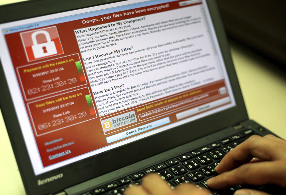 Un programador muestra la captura de pantalla en la que se pide un rescate en bitcoins, tras un ataque informático. EFE/Archivo