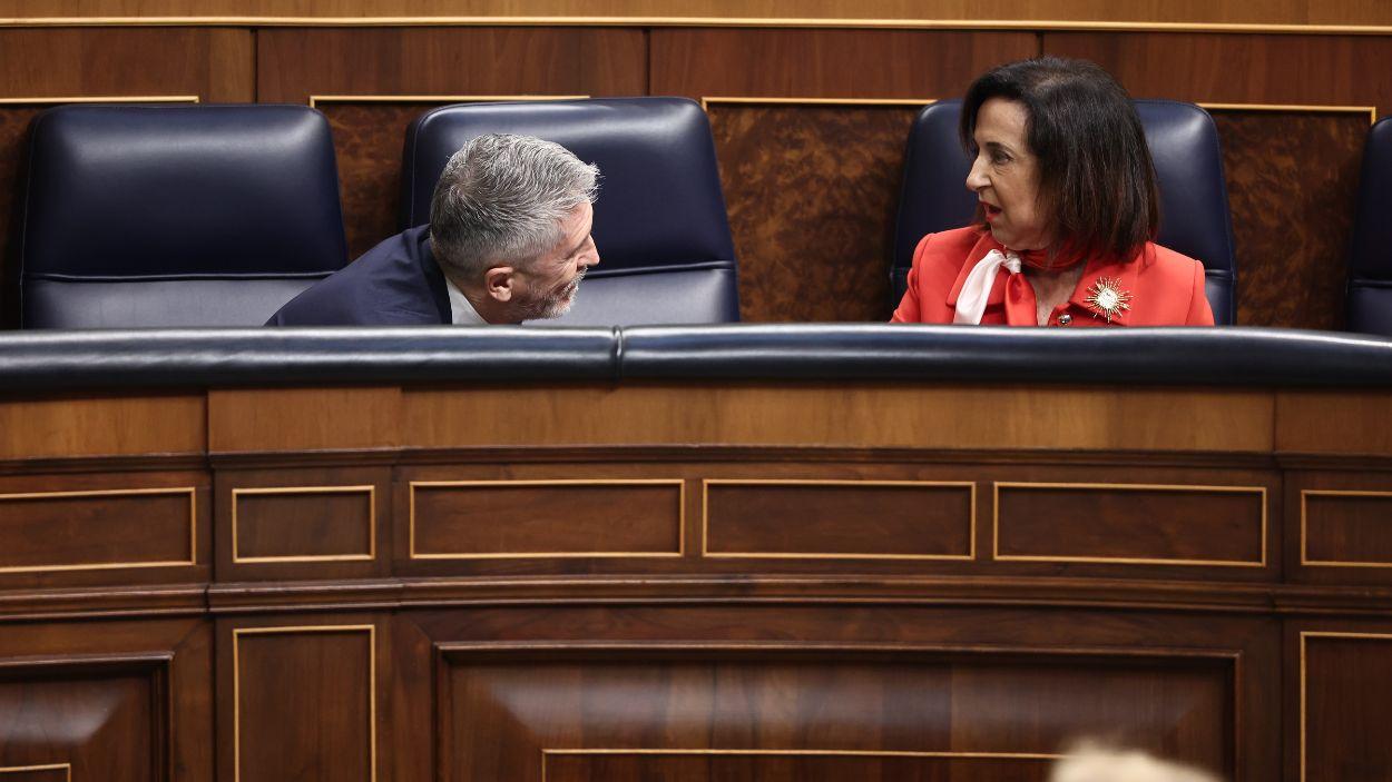 El ministro de Interior, Fernando Grande-Marlaska (i) y la ministra de Defensa, Margarita Robles (d), durante una sesión de control al Gobierno, en el Congreso. EP/Archivo.